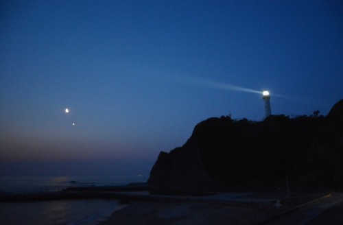 140426塩屋埼灯台と月と金星の接近小画像DSC_3645l