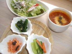 ．パスタセットのサラダ・プレートのスープと3種類の小さなお惣菜