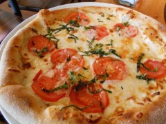 ５種類のチーズとフレッシュトマトのピザ
