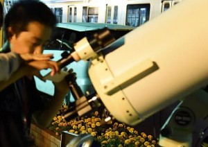 天体望遠鏡の覗き口にコンパクトデジタルカメラやスマートフォンなどのカメラを向けて月面撮影ができます。
