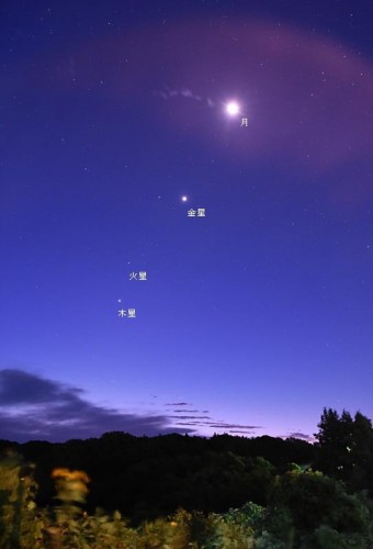 先月１０月８日午前４時４０分の東天。金星、木星、火星が近くに見られました