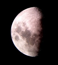 天体望遠鏡にスマートフォンのレンズを向けて撮影した月面