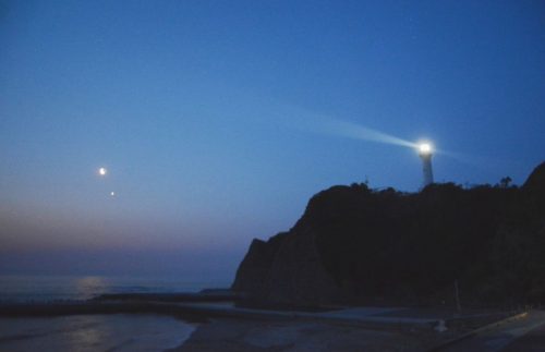 過去に撮影した月と金星の接近の様子　前景に灯台を入れて撮影して心象風景的な雰囲気となりました