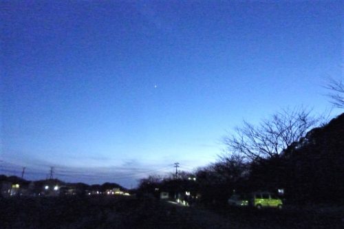 昨年１２月に撮影した宵の明星こと金星の姿です。 暮れ色の空に一番星として輝きます