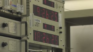 12月の「つくばde科学」より セシウム原子時計のモニター　協定世界時と日本標準時を表示しています