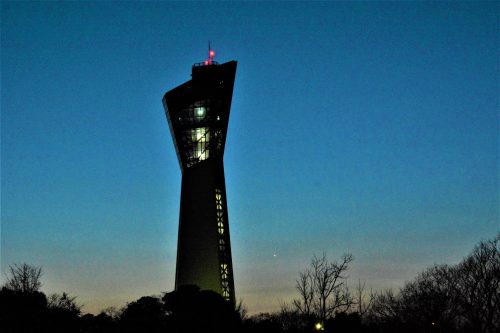 ３月１７日の夕空に見られた金星、タワーの右下に輝いています（福島県いわき市にて撮影）