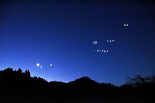 ２月１２日の夜明け前に見られた月、土星、火星、木星の写真