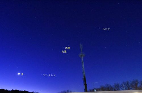 明け方の空に並んだ月、木星、火星、スピカ（２０１８年１月１４日に撮影）
