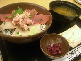 まぐろ三色丼