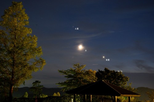 先月のコラムで紹介した９月９日の月と金星と土星の集合　いわき公園（福島県いわき市）から撮影しました。