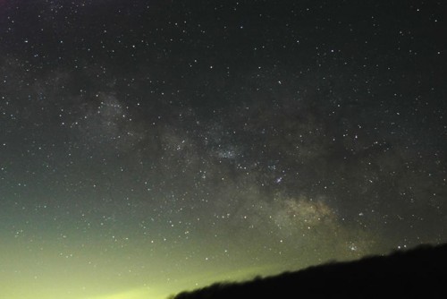 星空の中に一見、雲のように見られる夏の天の川