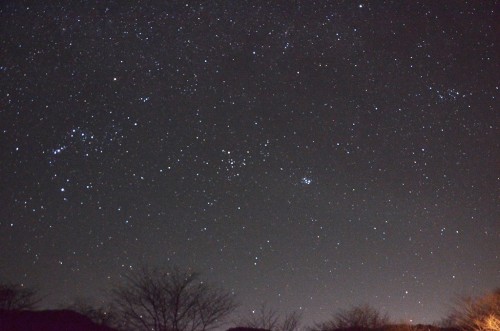  未明にはすばるは西空へ、オリオンの三ツ星も横一列になります