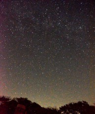 まち明りが少なく、星座がたくさん見られる星空環境の空