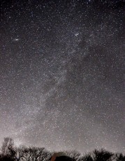 光害の少ない空では天の川が見える