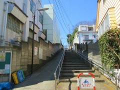 旧居後へ向かう階段