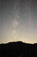 夏の夜空に天の川が見える