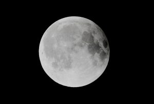 写真の向かって右側が地球の半影によりやや暗く なっている半影月食の様子