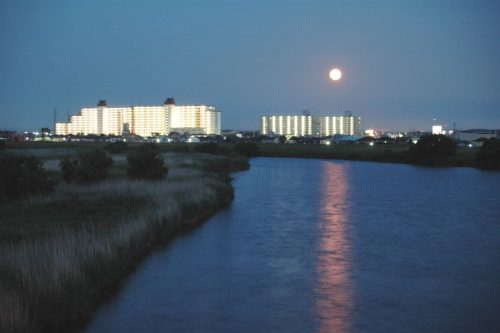 満月が東の空から昇ってくると星空は見えにくくなる