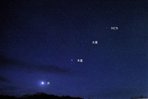 明け方の空に並んだ月、木星、火星、スピカ