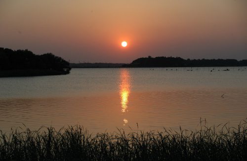 牛久沼に沈む夕日（茨城県龍ケ崎市で撮影）