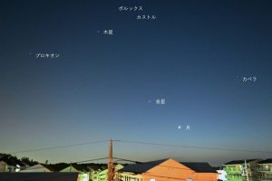 5月18日の夕空の光景 日没が過ぎた午後7時過ぎ、西の空に細い二日月とともに明るく輝く惑星(金星と木星)が見られました。写真に星の名前を書き込んであります。